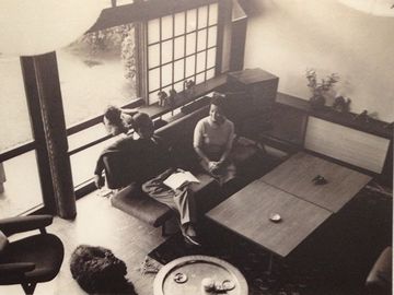 居間でくつろぐ前川夫妻(昭和30年代)
