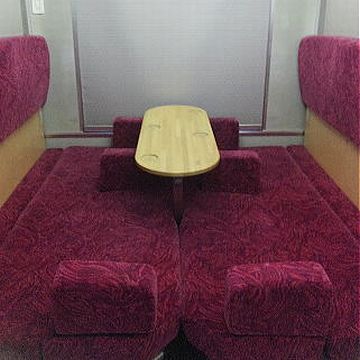 あそこなんか、足投げ出してくつろいでる