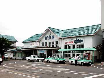 【新津駅】古い駅舎は風情があって、名物の三色団子がよく似合ってました