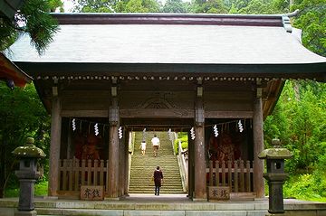 真山神社・山門の向こうに、階段の参道が続いてます