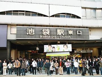 東口に西武デパート、西口に東武デパートがあります