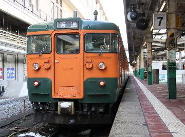 ↑新潟駅にて。見事な国鉄色ですが、ちゃんと電車です。