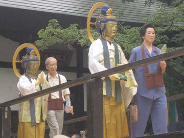 お面かぶりという仏事で有名