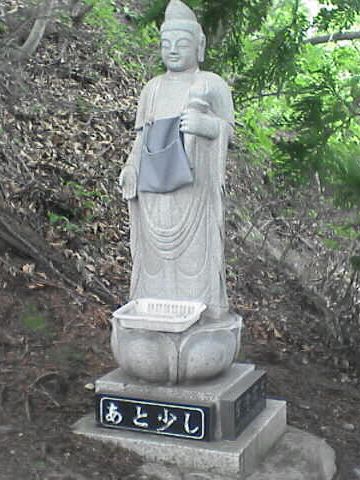道中に立つ案内観音