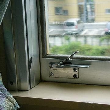 特急『踊り子号』。なんと、窓が開きます。
