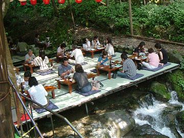 こちらは、貴船神社近く、貴船川の川床。ここらは涼しいんでしょうかね？ 昼食もやってます。