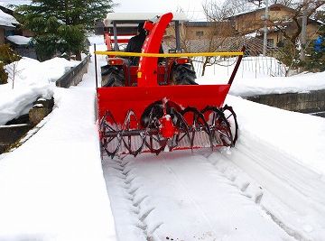 雪国では、トラクターは冬にも活躍してます