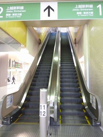 ホーム階へのエスカレーター