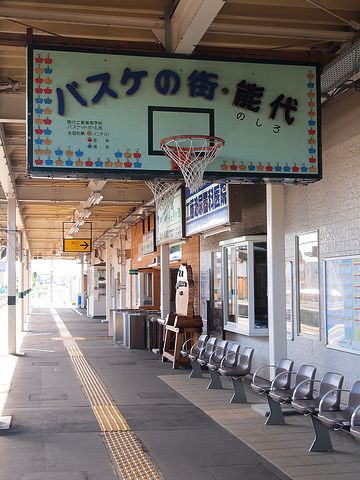 何で駅のホームにバスケットゴールがあるのかと聞いておる