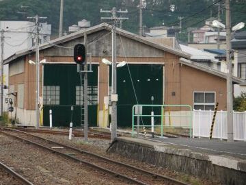 構内に車庫があって、翌朝の始発列車が留置されてます