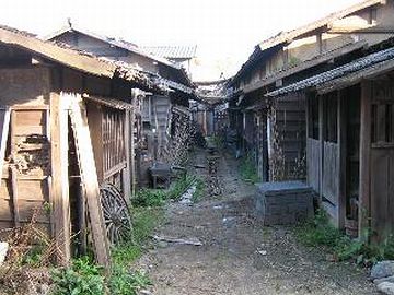 『東映太秦映画村』のオープンセット。ここまで古びる長屋はあったんでしょうか?