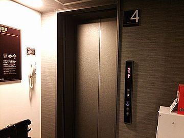 外にいた人は、フロントに咎められずに、部屋まで行けるわけでしょ