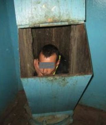 ダストシュートに詰まった男(ロシア)