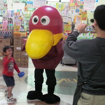 キョロちゃんの着ぐるみ。異様です。