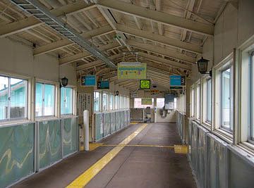 いい雰囲気の跨線橋です。平日の昼間に来たい。