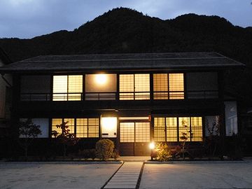 『旅籠 隣屋』を再生した建物