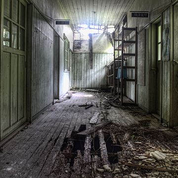 もちろんこれは、廃校です