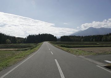 農道です。プロペラ機なら、離着陸できそう。