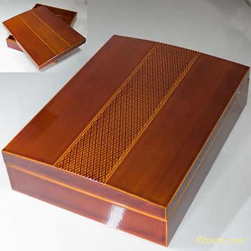 透明な漆を使うのは、木目の美しさをそのまま生かすためです