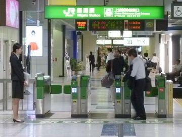 新幹線の改札に来ました
