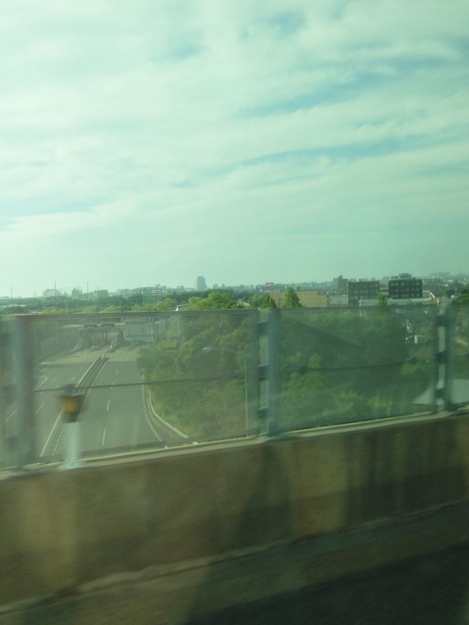 遠くにけぶるビル街
