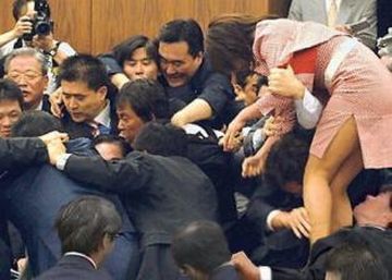 右下の男性議員が、完全に森のスカートの中を覗く形となってます