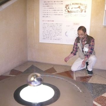振り子を振り直す職員
