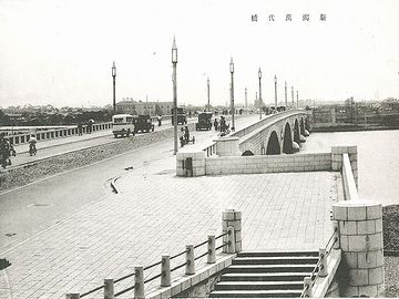 完成直後の萬代橋