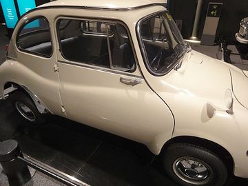 ドアが、今の車とは反対に開くようです