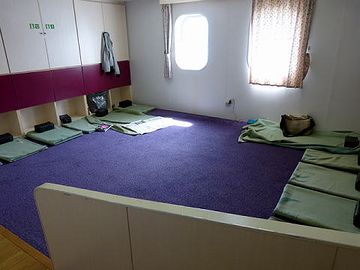12人部屋の“ツーリストJ”(ゆうかり/新潟ー小樽)。この日の利用者、3名。