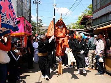 新潟県三条市の『三条祭り』で、大名行列を先導する天狗さま