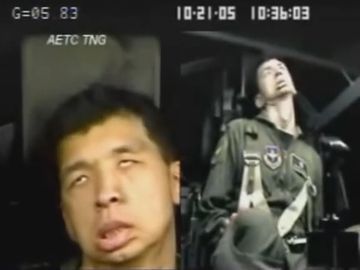 素人が戦闘機に乗ると、加速Gでこんな顔になるそうです。