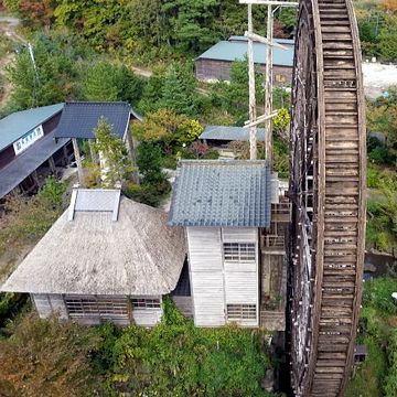 茅葺きの水車小屋にも泊まれるんですよ