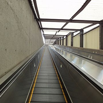 階段もありましたが、すぐ脇に動く歩道を見つけたので、話のタネにこちらに乗りました