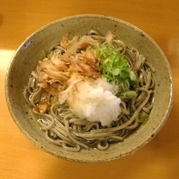 越前そばは、冬でも冷たい汁で食べるそうです。これは“おろしそば（400円）”。