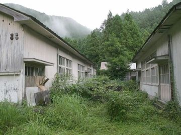 限界集落の廃校跡