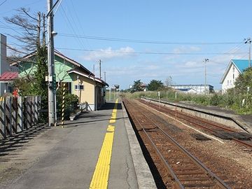『陸奥森田駅』。対面の線路とホームは、現在、使われてません。