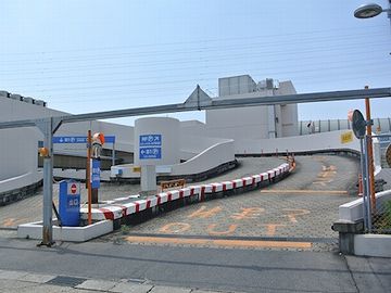 スーパーの屋上駐車場とかは?