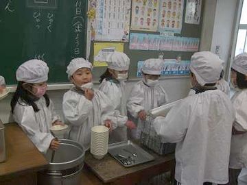 それを給食係が、ひとりずつのアルマイトのお椀によそうんだって