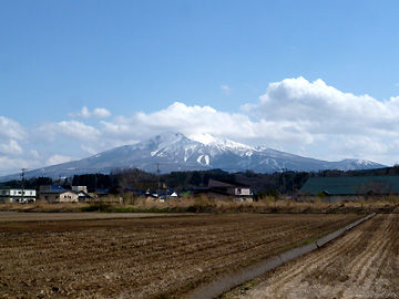 『鳴沢駅』付近から見た岩木山