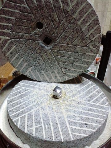最初に軽く粗挽きして取れる粉を、一番粉と云う