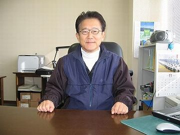 町長在任は、7期26年。合併を見届けて退任。2008年死去。