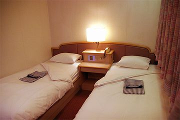 共犯者はそのまま船に残り、個室に収まるって寸法よ