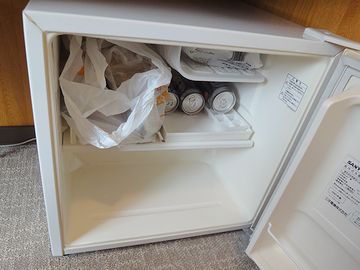 冷蔵庫に、買ってきた惣菜とビールを詰めたところ