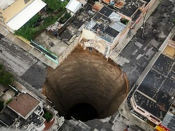 グアテマラの首都に空いた巨大な陥没穴