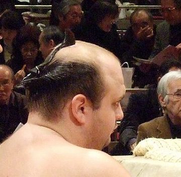 白露山。ナチュラルに武士化。その後の推移が楽しみでしたが……。残念ながら、2008年解雇処分となりました。