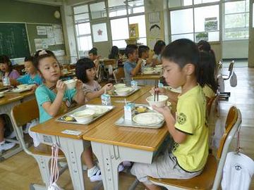 そういえば、給食の時って、机付けて食べたわよね
