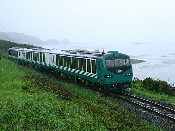 線路が海っぱたを走るので、駅は山側になります