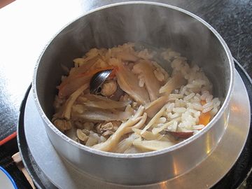 しじみ釜めし。注文を受けてから炊くそうで、炊きあがりまで25分かかります。時間が限られてる場合は要注意。
