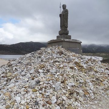 足元には、石が積まれて